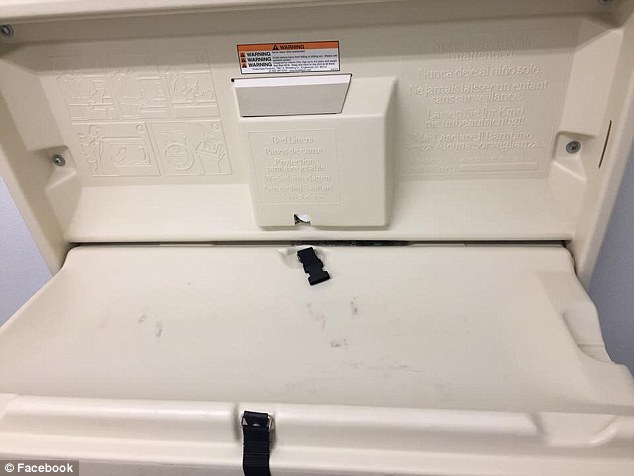 baño público, bebé